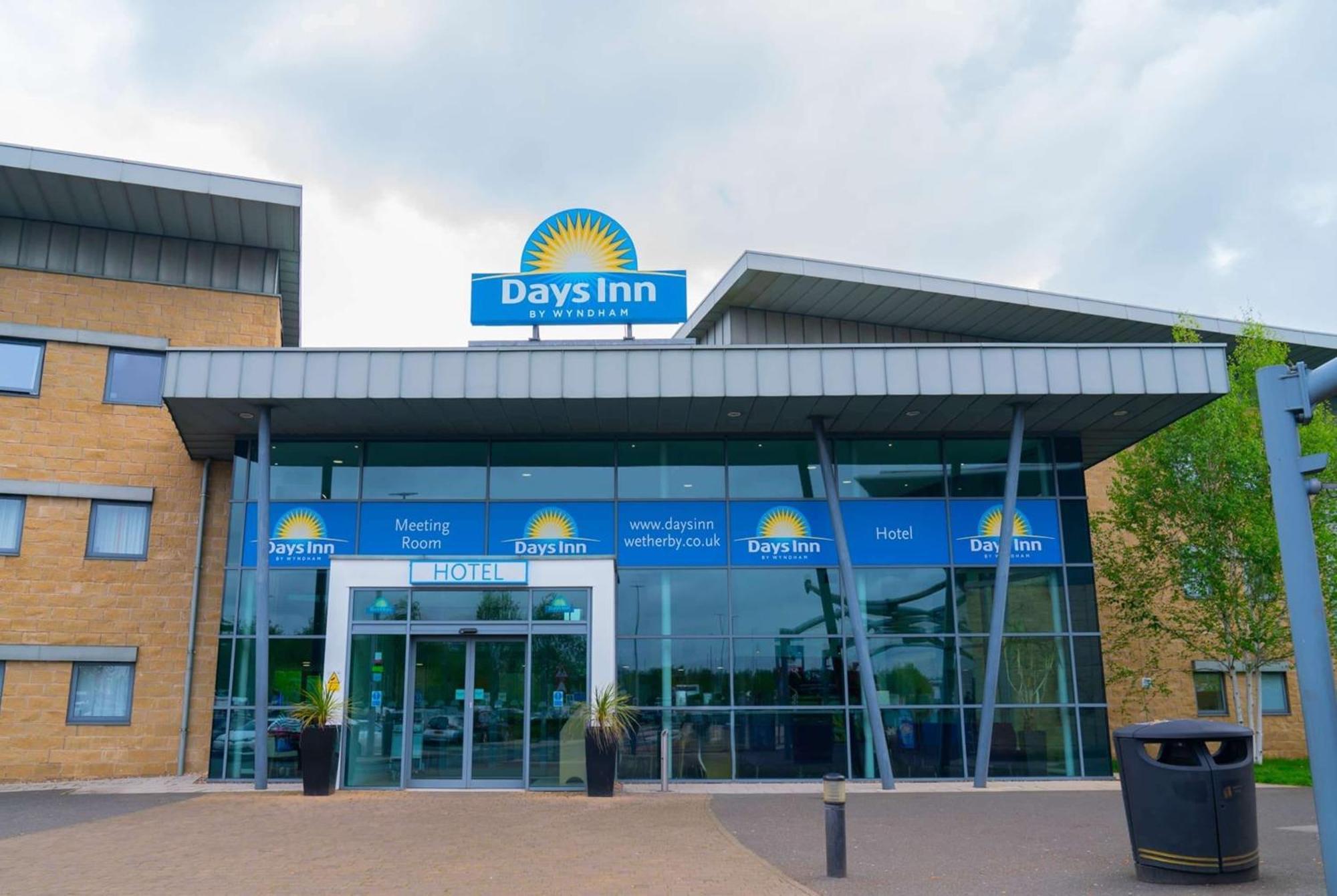 Days Inn Уедърби Екстериор снимка